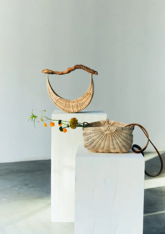 amy_krone_oval_foraging_tote_2.webp Outdoor | Baskets-TOAST Amy Krone Oval Foraging Tote Natural