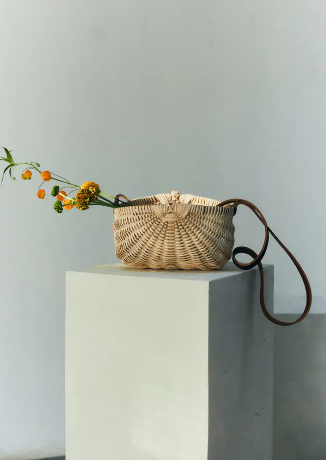 amy_krone_oval_foraging_tote_3.webp Outdoor | Baskets-TOAST Amy Krone Oval Foraging Tote Natural
