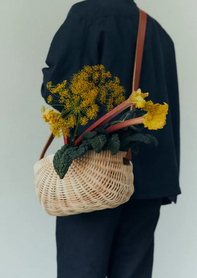 amy_krone_oval_foraging_tote_4.webp Outdoor | Baskets-TOAST Amy Krone Oval Foraging Tote Natural