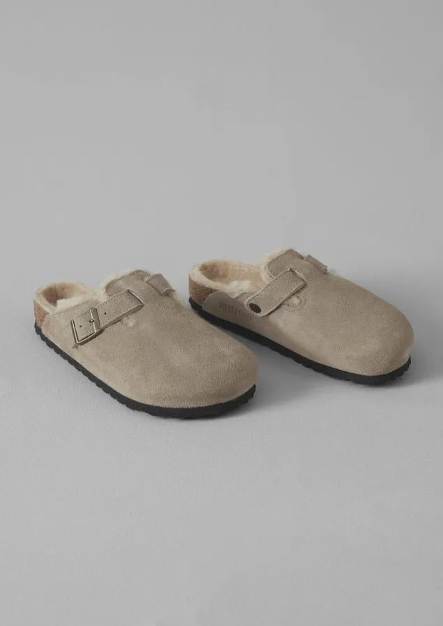 birkenstock_boston_suede_shearling_clogs_4.webp Slippers | Nightwear-TOAST Birkenstock Boston Suede Shearling Clogs Taupe