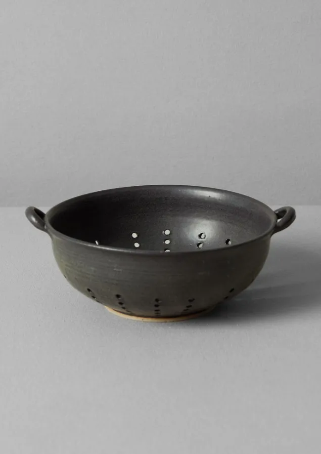 carla_murdoch_berry_colander_5.webp Ceramics | Kitchen-TOAST Carla Murdoch Berry Colander Charcoal