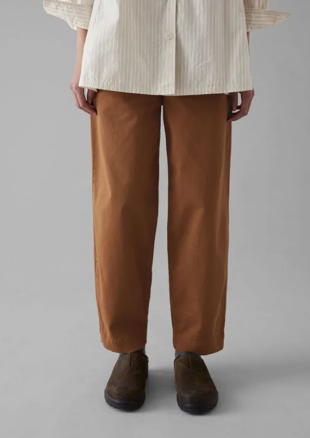 darted_cotton_twill_trousers_1.webp Workwear | Trousers-TOAST Darted Cotton Twill Trousers Russet
