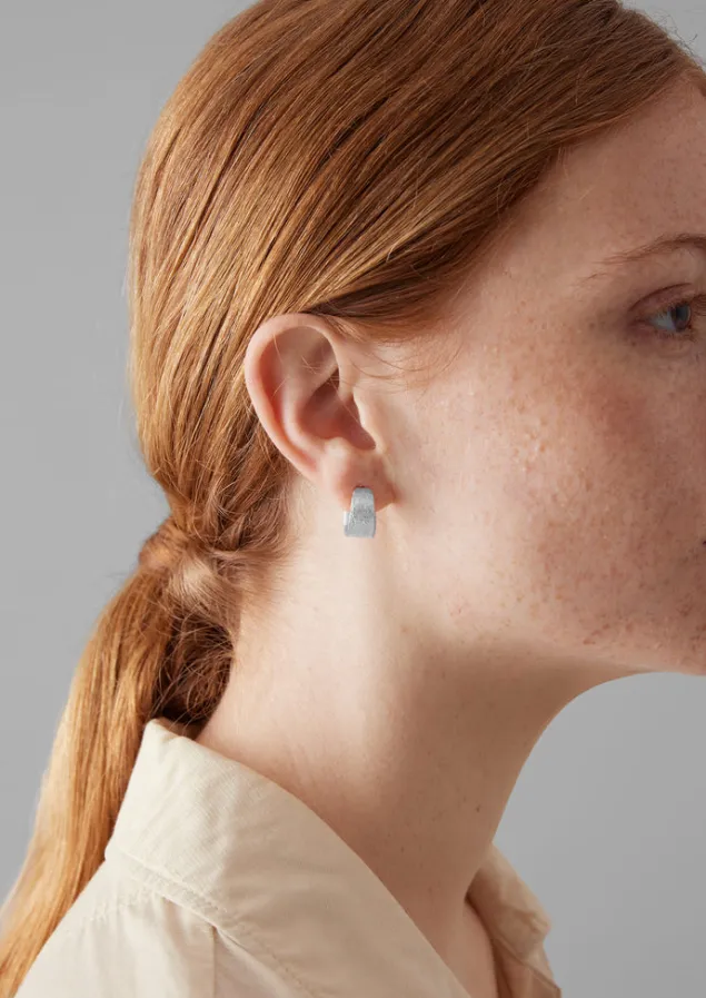 emily_nixon_sculptural_hoop_earrings_2.webp Jewellery-TOAST Emily Nixon Sculptural Hoop Earrings Silver
