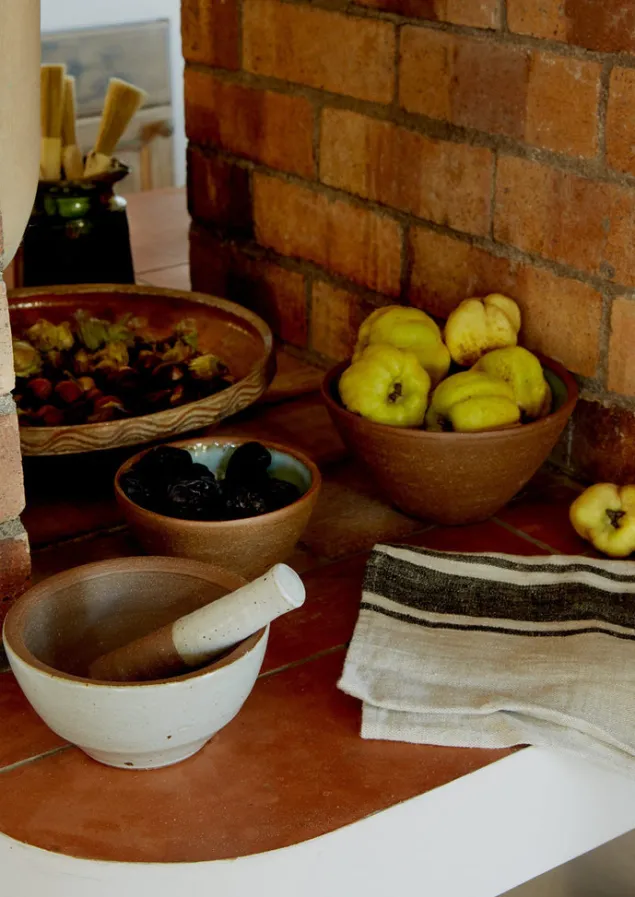 leach_pottery_pestle_and_mortar_4.webp Ceramics | Kitchen-TOAST Leach Pottery Pestle and Mortar Chalk