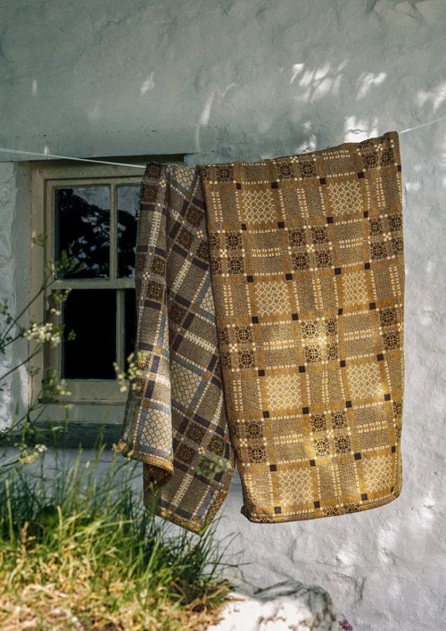 melin_tregwynt_welsh_blanket_10-5.webp Textiles | Blankets & Throws-TOAST Melin Tregwynt Welsh Blanket Mead/Ash