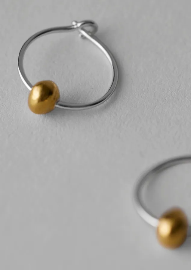 sally_lacock_seed_hoop_earrings_3.webp Jewellery-TOAST Sally Lacock Seed Hoop Earrings Silver/Gold