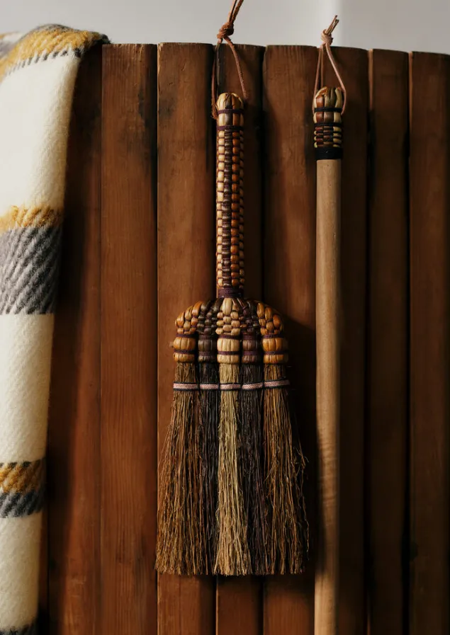sorghum_stripe_short_handled_brush_1.webp Outdoor | Kitchen-TOAST Sorghum Stripe Short Handled Brush Cocoa